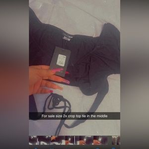 Crop top ties in the middle never worn long sleeve